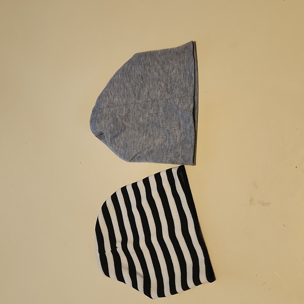 2 newborn hats